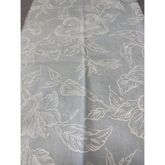 Cotton Fat Quarter 18"x22" Fabric White Floral Pattern on Light Blue Background - Picture 1 of 4